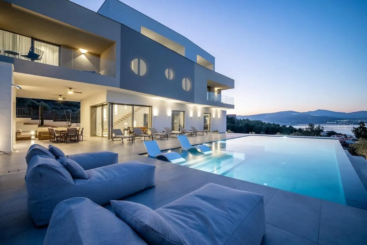 Luxe Stay By The Sea-Epic View Pool Slatine