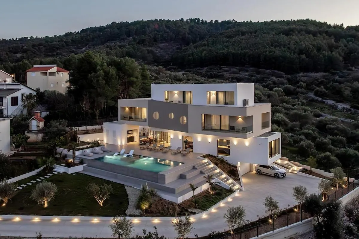 Luxe Stay By The Sea-Epic View Pool Slatine Villa
