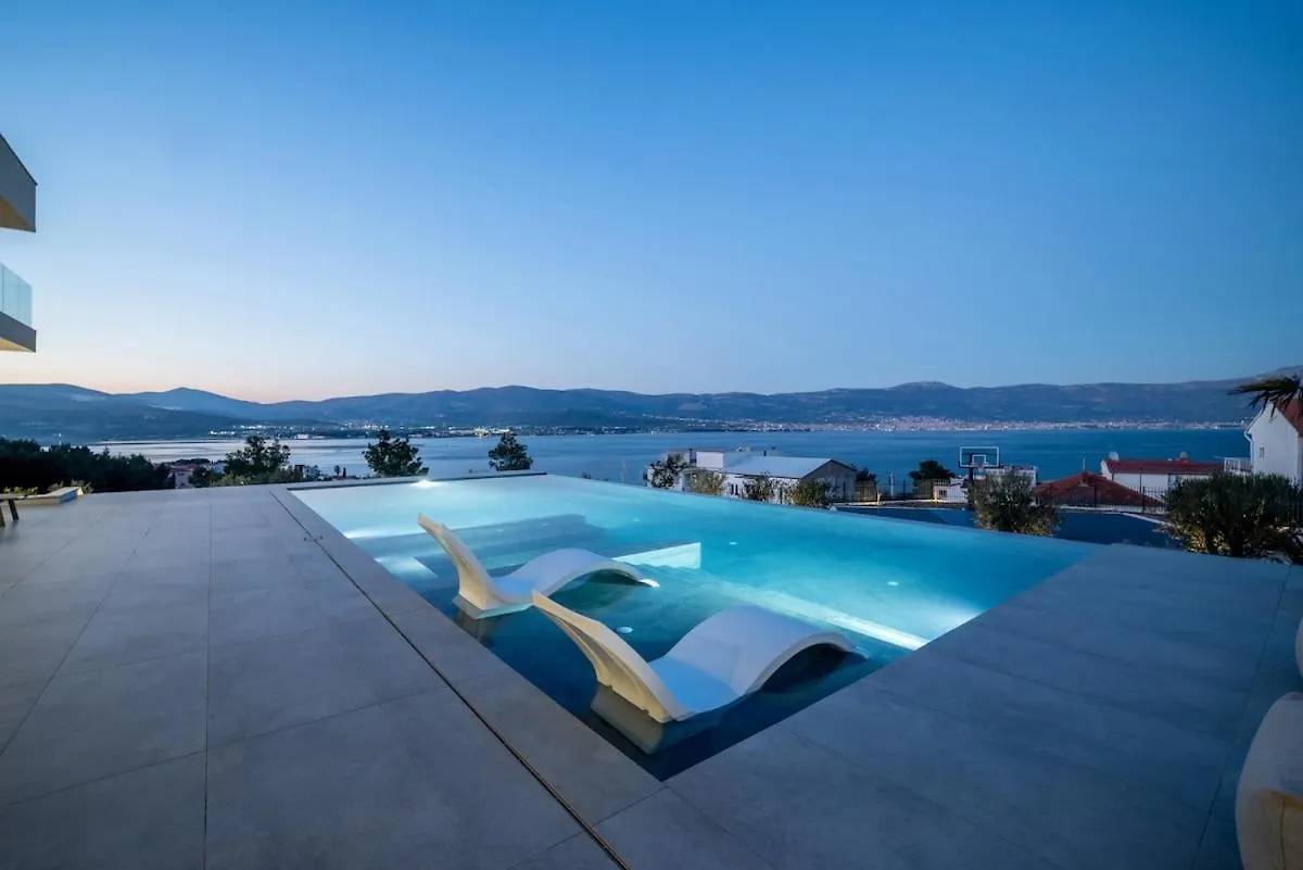 Luxe Stay By The Sea-Epic View Pool Slatine Villa