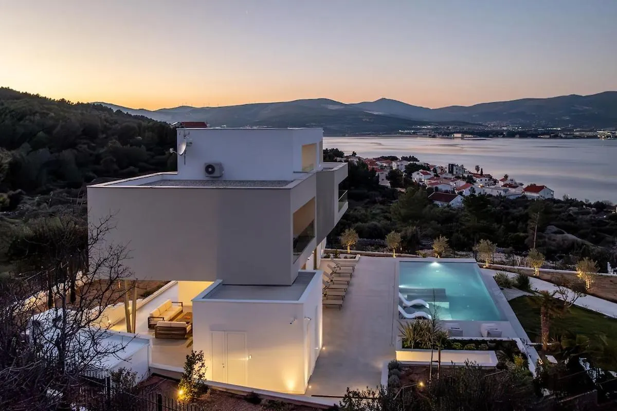 Luxe Stay By The Sea-Epic View Pool Slatine Villa